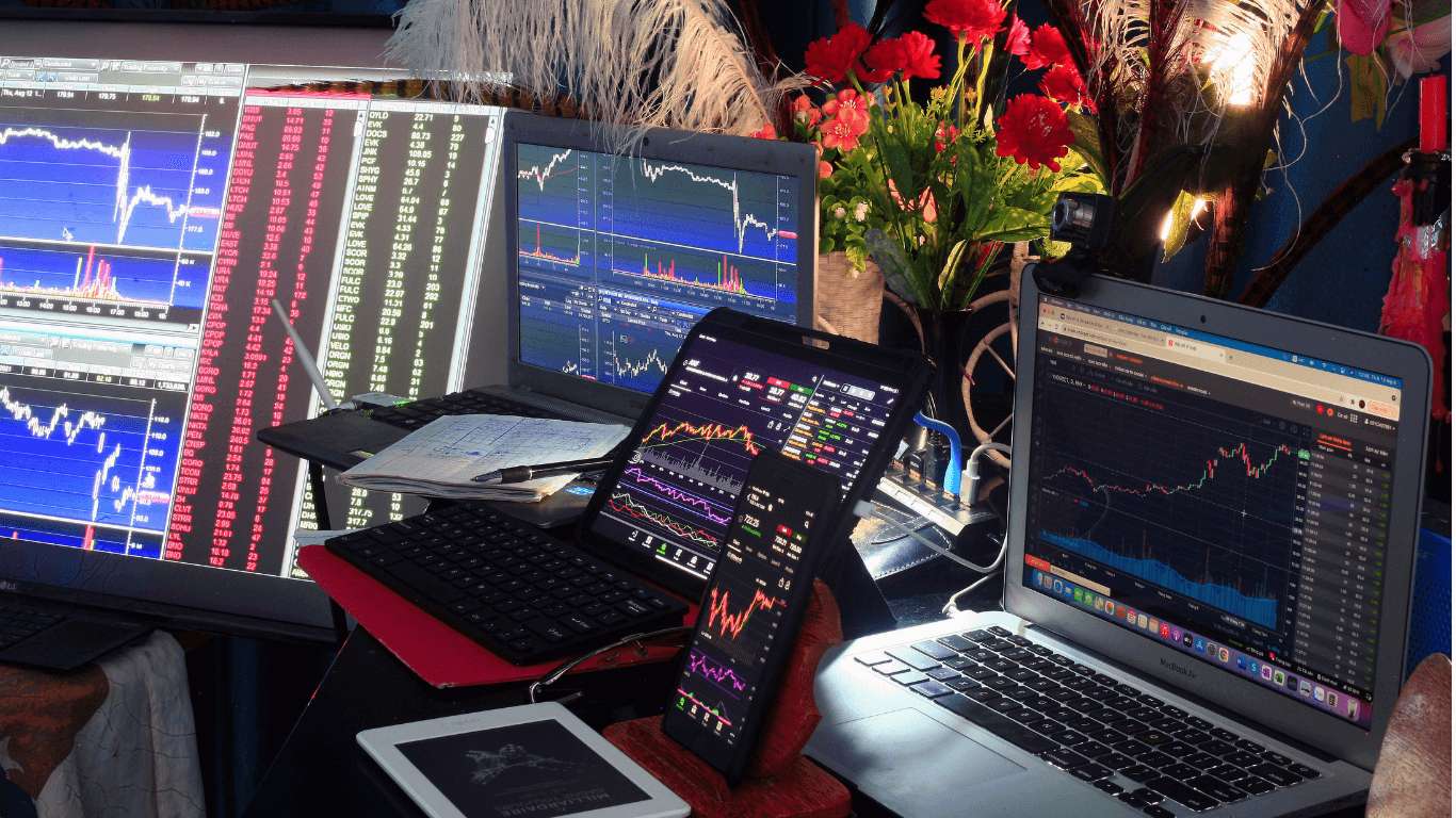 Graphiques financiers de trading sur plusieurs écrans